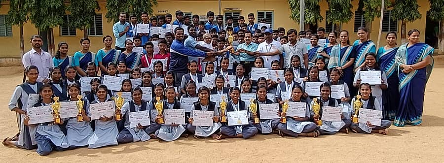 ಕಸಬಾ ಹೋಬಳಿ ಮಟ್ಟದ ಪ್ರೌಢಶಾಲೆಗಳ ಕ್ರೀಡಾಕೂಟದಲ್ಲಿ ಸಮಗ್ರ ಪ್ರಶಸ್ತಿ ಮುಡಿಗೇರಿಸಿಕೊಂಡ ಚಿತ್ರದುರ್ಗ ಸಮೀಪದ ಸೀಬಾರ-ಗುತ್ತಿನಾಡು ವಿಶ್ವಮಾನವ ವಸತಿ ಪ್ರೌಢಶಾಲೆ ವಿದ್ಯಾರ್ಥಿಗಳು
