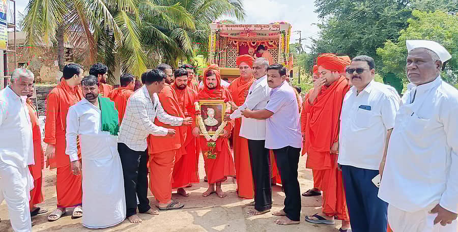 ಹಾನಗಲ್ ಕುಮಾರೇಶ್ವರರ ಜಯಂತಿ ಅಂಗವಾಗಿ ನಾಡಿನ ವಿವಿಧ ಮಠಾಧೀಶರು ಮುಂಡರಗಿ ತಾಲ್ಲೂಕಿನ ಹಾರೋಗೇರಿ ಗ್ರಾಮದಲ್ಲಿ ಸದ್ಭಾವನಾ ಪಾದಯಾತ್ರೆ ಕೈಗೊಂಡರು