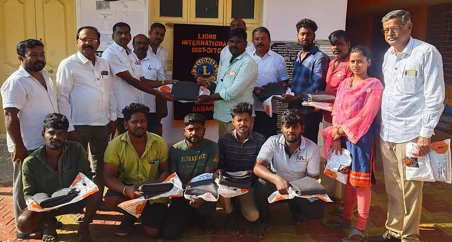 ಭಾರತೀನಗರ ಗ್ರಾಮ ಪಂಚಾಯಿತಿ ಪೌರಕಾರ್ಮಿಕರಿಗೆ ಲಯನ್ಸ್ ಕ್ಲಬ್ ಆಫ್ ಮದ್ದೂರು ಕದಂಬ ವತಿಯಿಂದ ಸಮವಸ್ತ್ರ ವಿತರಿಸಲಾಯಿತು