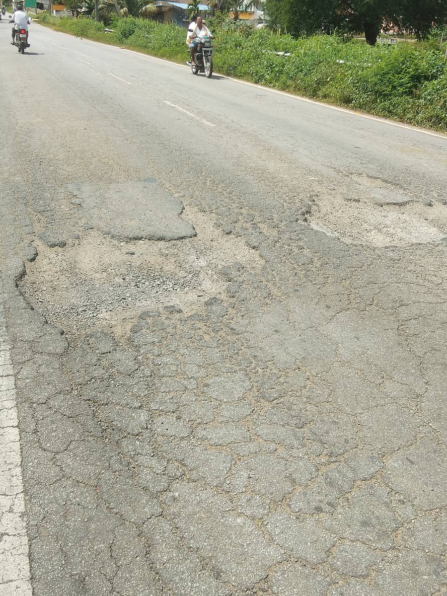 ಗಂಡಸಿ ಹೋಬಳಿಯ ಹೊನ್ನಕುಮಾರನಹಳ್ಳಿ ಸೇತುವೆಯ ಬಳಿ ರಸ್ತೆಯ ಮಧ್ಯಭಾಗದಲ್ಲಿ ಬಿದ್ದಿರುವ ಗುಂಡಿಗಳು