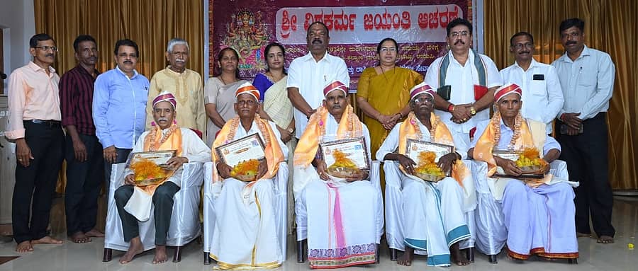 ವೈದ್ಯಕೀಯ ಕ್ಷೇತ್ರದ ಸಾಧಕ ಡಾ.ದಾಸ ಆಚಾರ್ಯ ಹೇರೂರು, ಚಿನ್ನ- ಬೆಳ್ಳಿ ಕೆಲಸದ‌ ರಾಘವ ಆಚಾರ್ಯ, ಶಿಲಾ ಶಿಲ್ಪಿ ಅತ್ತೂರು ಗಣಪತಿ ಆಚಾರ್ಯ, ಕಾಷ್ಠ ಶಿಲ್ಪಿ ಬಾಬು ಆಚಾರ್ಯ ಮಟ್ಟಾರು, ಕಬ್ಬಿಣದ ಕೆಲಸದ ಹೆಬ್ರಿ ನಾರಾಯಣ ಆಚಾರ್ಯ ಅವರನ್ನು ಕಾರ್ಯಕ್ರಮದಲ್ಲಿ ಸನ್ಮಾನಿಸಲಾಯಿತ