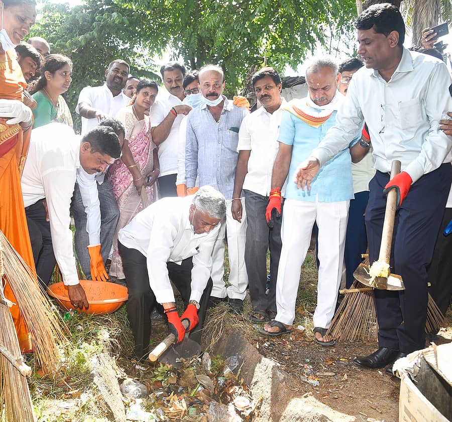 ತುಮಕೂರಿನ ಬೆಳಗುಂಬದಲ್ಲಿ ಕೇಂದ್ರ ಸಚಿವ ವಿ.ಸೋಮಣ್ಣ ಚರಂಡಿ ಸ್ವಚ್ಛಗೊಳಿಸಿದರು. ಶಾಸಕ ಬಿ.ಸುರೇಶ್ಗೌಡ, ಜಿ.ಪಂ ಸಿಇಒ ಜಿ.ಪ್ರಭು ಇತರರು ಪಾಲ್ಗೊಂಡಿದ್ದರು