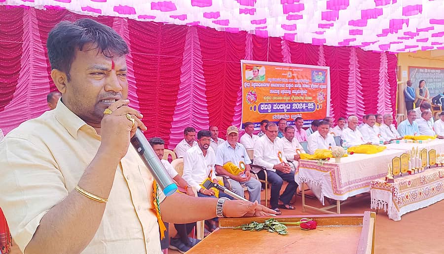 ಯಮಕನಮರಡಿ ಸಮೀಪದ ಅತ್ತಿಹಾಳ ಸರ್ಕಾರಿ ಪ್ರೌಢ ಶಾಲೆಯಲ್ಲಿ ನಡೆದ ತಾಲ್ಲೂಕುಮಟ್ಟದ ಕಬಡ್ಡಿ ಟೂರ್ನಿಯಲ್ಲಿ ಕಾಂಗ್ರೆಸ್ ಯುವ ಮುಖಂಡ ಕಿರಣ ರಜಪೂತ ಮಾತನಾಡಿದರು