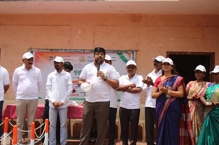 ಬಬಲೇಶ್ವರ ತಾಲ್ಲೂಕಿನ ಹೊನಗನಹಳ್ಳಿ ಸರ್ಕಾರಿ ಪ್ರೌಢಶಾಲೆ ಅವರಣದಲ್ಲಿ ಮಂಗಳವಾರ ಆಯೋಜಿಸಲಾಗಿದ್ದ ಸ್ವಚ್ಛತಾ ಹಿ ಸೇವಾ ಅಭಿಯಾನದಲ್ಲಿ ಜಿಲ್ಲಾ ಪಂಚಾಯಿತಿ ಮುಖ್ಯ ಕಾರ್ಯ ನಿರ್ವಹಣಾಧಿಕಾರಿ ರಿಷಿ ಆನಂದ ಮಾತನಾಡಿದರು