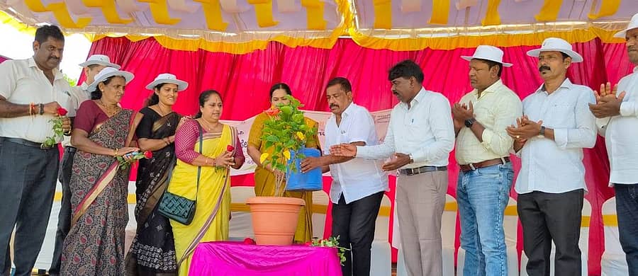 ಉಡುಪಿ ನಗರಸಭೆ ವತಿಯಿಂದ ಮಲ್ಪೆ ವಿಠೋಬಾ ಭಜನಾ ಮಂದಿರದ ಬಳಿ ಮಂಗಳವಾರ ಸ್ವಚ್ಛತಾ ಹೀ ಸೇವಾ ಪಾಕ್ಷಿಕ ಕಾರ್ಯಕ್ರಮ ಜರುಗಿತು