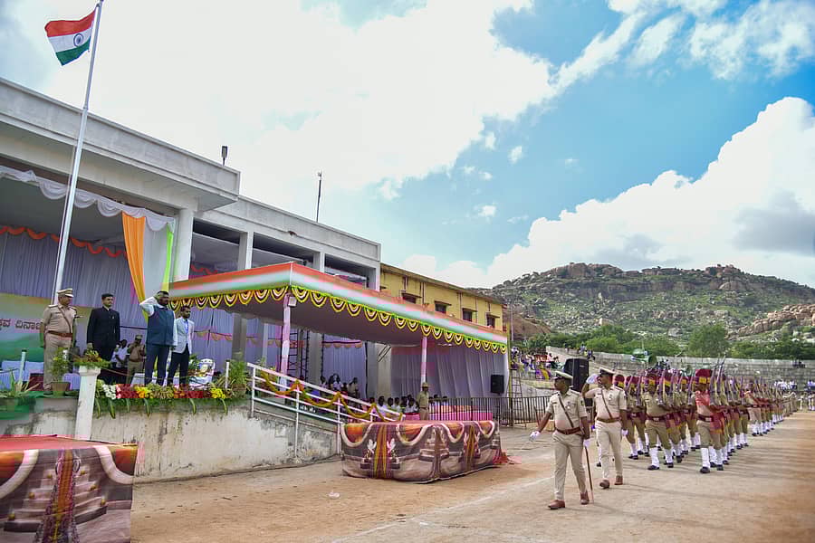 <div class="paragraphs"><p>ಕಲ್ಯಾಣ ಕರ್ನಾಟಕ ಉತ್ಸವ: ಕೊಪ್ಪಳದಲ್ಲಿ ಜಿಲ್ಲಾ ಉಸ್ತುವಾರಿ ಸಚಿವ ಶಿವರಾಜ ತಂಗಡಗಿ ಮಂಗಳವಾರ ಧ್ವಜಾರೋಹಣ ನೆರವೇರಿಸಿದರು</p></div>