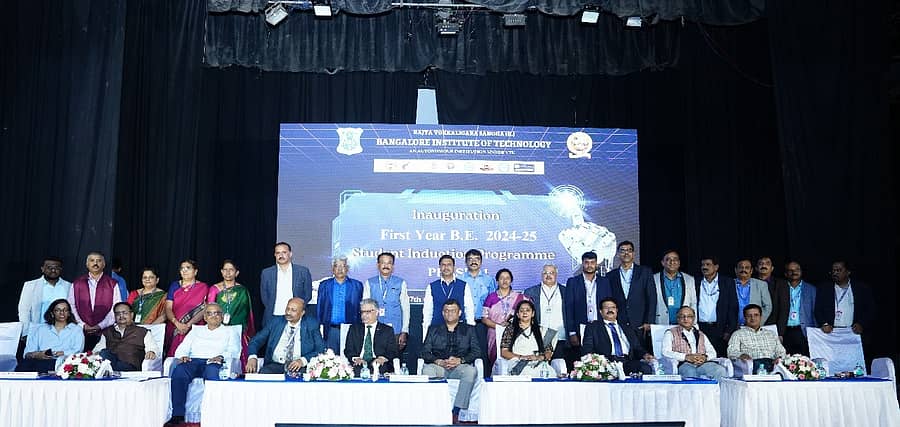 ಬೆಂಗಳೂರು ತಾಂತ್ರಿಕ ಮಹಾವಿದ್ಯಾಲಯದ 2024-25 ಸಾಲಿನ ಮೊದಲ ವರ್ಷದ ಬಿ.ಇ. ತರಗತಿಗಳಿಗೆ ವಿದ್ಯಾರ್ಥಿಗಳ ಪರಿಚಯ ಕಾರ್ಯಕ್ರಮದಲ್ಲಿ ರಾಜ್ಯ ಒಕ್ಕಲಿಗರ ಸಂಘದ ಖಜಾಂಚಿ ಎಂ.ಎಸ್. ಉಮಾಪತಿ, ಉಪಾಧ್ಯಕ್ಷ ಆರ್. ಪ್ರಕಾಶ್ ಮತ್ತು ಸಿಬ್ಬಂದಿ ಹಾಜರಿದ್ದರು.