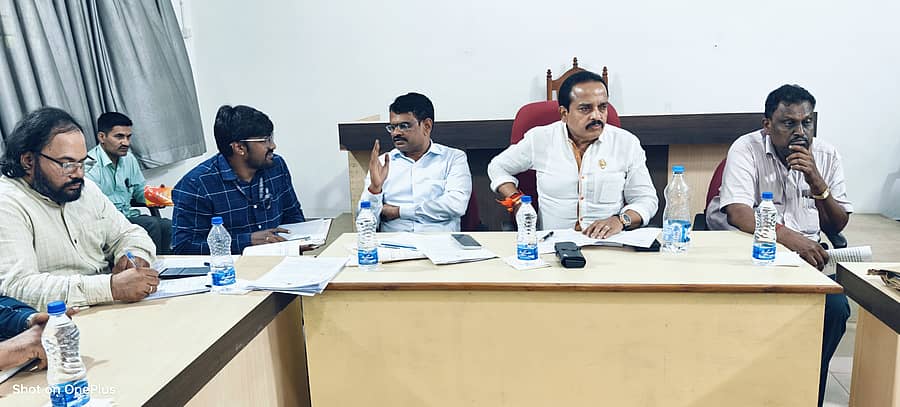 ಪುತ್ತೂರು ಶಾಸಕ ಅಶೋಕ್ಕುಮಾರ್ ರೈ ಅಧ್ಯಕ್ಷತೆಯಲ್ಲಿ ನಗರಾಭಿವೃದ್ಧಿ ಪ್ರಾಧಿಕಾರದ ಆಯುಕ್ತ ಆರ್.ವೆಂಕಟಾಚಲಪತಿ ಅವರ ಉಪಸ್ಥಿತಿಯಲ್ಲಿ 9/11 ಸಮಸ್ಯೆಗೆ ಪರಿಹಾರ ಕಂಡುಕೊಳ್ಳುವ ವಿಚಾರವಾಗಿ ಸಭೆ ನಡೆಯಿತು