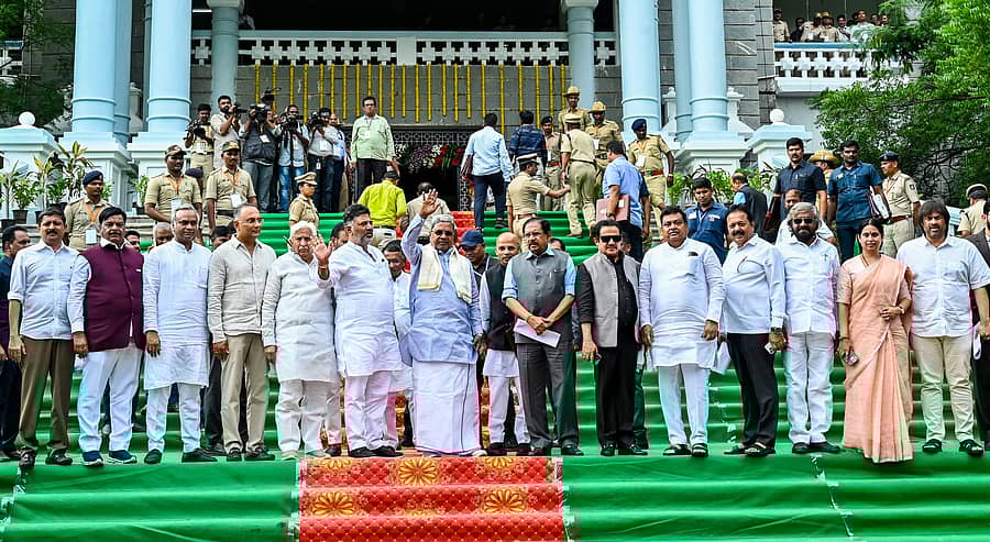 <div class="paragraphs"><p>ಕಲಬುರಗಿಯಲ್ಲಿ ಮಂಗಳವಾರ ಸಚಿವ ಸಂಪುಟ ಸಭೆಗೂ ಮುನ್ನ ಮಿನಿವಿಧಾನಸೌಧ ಎದುರು ಮುಖ್ಯಮಂತ್ರಿ ಸಿದ್ದರಾಮಯ್ಯ, ಉಪ ಮುಖ್ಯಮಂತ್ರಿ ಡಿ.ಕೆ.ಶಿವಕುಮಾರ್ ಸಾರ್ವಜನಿಕರತ್ತ ಕೈಬೀಸಿದರು. </p></div>