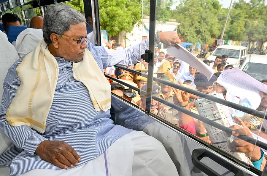 ಕಲಬುರಗಿಯಲ್ಲಿ ಮಂಗಳವಾರ ಸಚಿವ ಸಂಪುಟ ಸಭೆಗೆ ತೆರಳುವ ಮಾರ್ಗದಲ್ಲಿ ಬಸ್ನಲ್ಲಿ ಕುಳಿತ ಮುಖ್ಯಮಂತ್ರಿ ಸಿದ್ದರಾಮಯ್ಯ ಅವರು ಸಾರ್ವಜನಿಕರಿಂದ ಅಹವಾಲು ಸ್ವೀಕರಿಸಿದರು