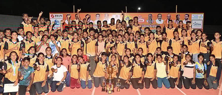 <div class="paragraphs"><p>ಮೈಸೂರಿನ ಚಾಮುಂಡಿ ವಿಹಾರ ಕ್ರೀಡಾಂಗಣದಲ್ಲಿ ಮಂಗಳವಾರ ಮುಕ್ತಾಯಗೊಂಡ ಅಂತರ ಜಿಲ್ಲಾ ಜೂನಿಯರ್ ಮತ್ತು 23 ವರ್ಷದ ಒಳಗಿನವರ ಅಥ್ಲೆಟಿಕ್ಸ್ನಲ್ಲಿ ಸಮಗ್ರ ಪ್ರಶಸ್ತಿ ಗೆದ್ದ ದಕ್ಷಿಣ ಕನ್ನಡ ಜಿಲ್ಲಾ ತಂಡ. </p></div>