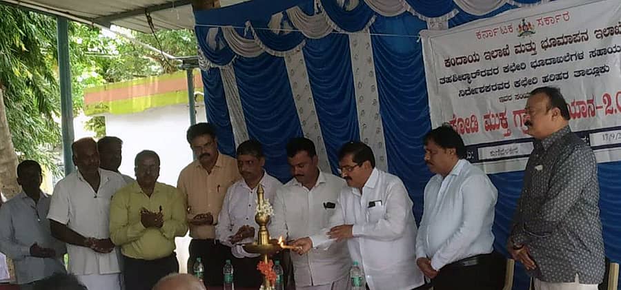 ಮಲೇಬೆನ್ನೂರು ಸಮೀಪದ ಕುಣಿಬೆಳೆಕೆರೆ ಗ್ರಾಮದಲ್ಲಿ ಮಂಗಳವಾರ ಶಾಸಕ ಬಿ.ಪಿ. ಹರೀಶ್‌ ಪೋಡಿ ಮುಕ್ತ ಗ್ರಾಮ ಸಭೆಗೆ ಚಾಲನೆ ನೀಡಿದರು 