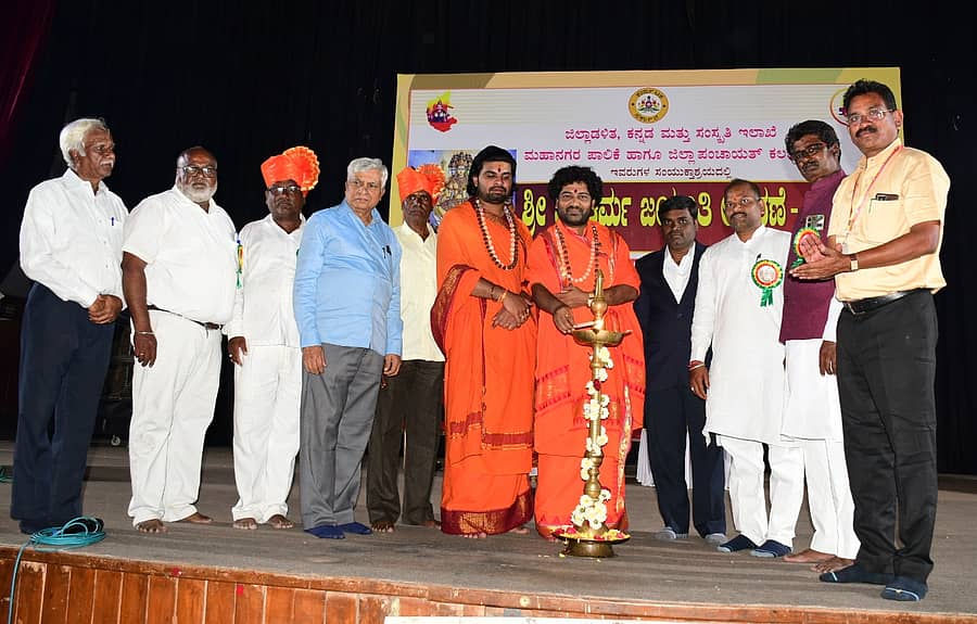 ಕಲಬುರಗಿಯ ಎಸ್‌.ಎಂ. ಪಂಡಿತ ರಂಗಮಂದಿರದಲ್ಲಿ ಹಮ್ಮಿಕೊಂಡ ವಿಶ್ವಕರ್ಮರ ದಿನಾಚರಣೆಯನ್ನು ಸುಲೇಪೇಟದ ವಿಶ್ವಕರ್ಮ ಏಕದಂಡಗಿ ಮಠದ ದೊಡ್ಡೇಂದ್ರ ಸ್ವಾಮೀಜಿ ಉದ್ಘಾಟಿಸಿದರು