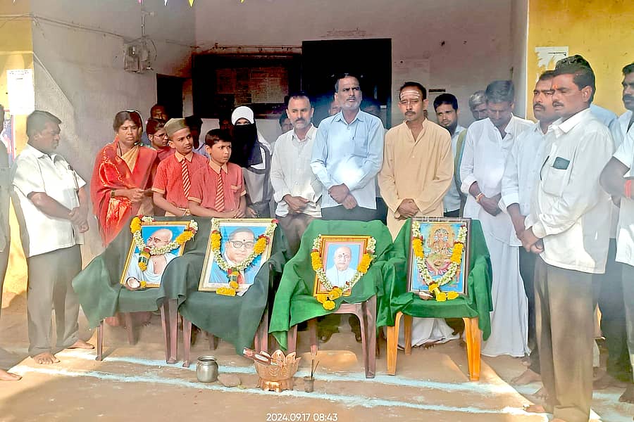 ಕವಿತಾಳ ಪಟ್ಟಣ ಪಂಚಾಯಿತಿಯಲ್ಲಿ ಕಲ್ಯಾಣ ಕರ್ನಾಟಕ ಉತ್ಸವ ನಿಮಿತ್ತ ಮಂಗಳವಾರ ಮಹನೀಯರ ಭಾವಚಿತ್ರಗಳಿಗೆ ಪೂಜೆ ಸಲ್ಲಿಸಲಾಯಿತು