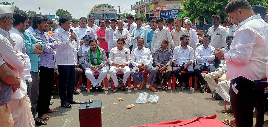 ಸೇಡಂ ತಾಲ್ಲೂಕು ಮಳಖೇಡದಲ್ಲಿ ಮಾಜಿ ಶಾಸಕ ರಾಜಕುಮಾರ ಪಾಟೀಲ ತೆಲ್ಕೂರ ನೇತೃತ್ವದಲ್ಲಿ ಪ್ರತಿಭಟನೆ ನಡೆಯಿತು