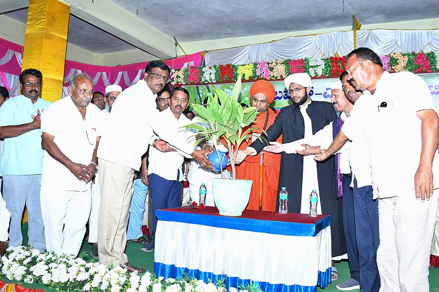 ಬಾದಾಮಿ ಸಮೀಪದ ಜಾಲಿಹಾಳ ಗ್ರಾಮದಲ್ಲಿ ಪ್ರವಾದಿ ಮುಹಮ್ಮದ್ ಪೈಗಂಬರ್ ಜನ್ಮ ದಿನಾಚರಣೆ ಸಮಾರಂಭಕ್ಕೆ ಹಾಲಕೆರೆ ಮುಪ್ಪಿನ ಬಸವಲಿಂಗ ಸ್ವಾಮೀಜಿ ಚಾಲನೆ ನೀಡಿದರು