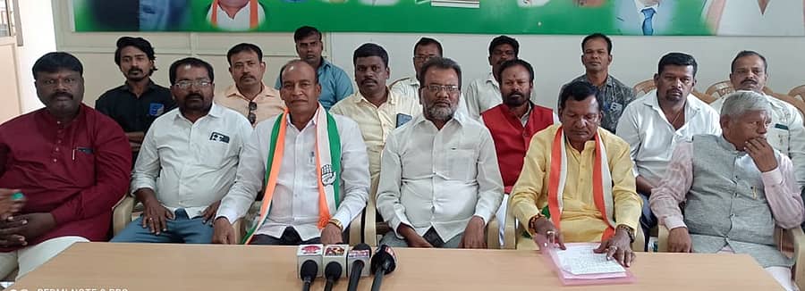 ರಾಮನಗರದ ಕಾಂಗ್ರೆಸ್ ಕಚೇರಿಯಲ್ಲಿ ಮಂಗಳವಾರ ನಡೆದ ಸುದ್ದಿಗೋಷ್ಠಿಯಲ್ಲಿ ಪಕ್ಷದ ಎಸ್ಸಿ ಮತ್ತು ಎಸ್ಟಿ ಘಟಕದ ಪದಾಧಿಕಾರಿಗಳು ಸುದ್ದಿಗೋಷ್ಠಿ ನಡೆಸಿದರು. ಘಟಕದ ಅಧ್ಯಕ್ಷ ಎನ್. ನರಸಿಂಹಯ್ಯ, ಪ್ರಧಾನ ಕಾರ್ಯದರ್ಶಿ ಸಿ. ಜಯರಾಮು, ಉಪಾಧ್ಯಕ್ಷ ಜಯಚಂದ್ರ, ಮುಖಂಡ ಶಿವಕುಮಾರ ಸ್ವಾಮಿ ಹಾಗೂ ಇತರರು ಇದ್ದಾರೆ