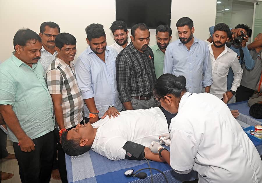 ಪ್ರಧಾನಿ ನರೇಂದ್ರ ಮೋದಿ ಜನ್ಮದಿನದ ಪ್ರಯುಕ್ತ ಸಂಸದ ಬ್ರಿಜೇಶ್ ಚೌಟ ರಕ್ತದಾನ ಮಾಡಿದರು : ಪ್ರಜಾವಾಣಿ ಚಿತ್ರ