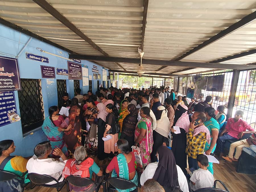 ಧಾರವಾಡದ ಜಿಲ್ಲಾಸ್ಪತ್ರೆಯ ನೋಂದಣಿ ಕೇಂದ್ರದಲ್ಲಿ ಹೆಸರು ನೋಂದಾಯಿಸಲು ಜನರು ಇಕ್ಕಟ್ಟಿನ ಜಾಗದಲ್ಲಿ ಮಂಗಳವಾರ ಸರದಿ ನಿಂತಿದ್ದರು