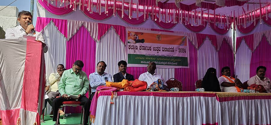 ಸುರಪುರದಲ್ಲಿ ಮಂಗಳವಾರ ಏರ್ಪಡಿಸಿದ್ದ ಕಲ್ಯಾಣ ಕರ್ನಾಟಕ ಉತ್ಸವದಲ್ಲಿ ಶಾಸಕ ರಾಜಾ ವೇಣುಗೋಪಾಲ ನಾಯಕ ಮಾತನಾಡಿದರು 