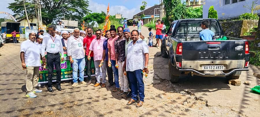 ಸುಂಟಿಕೊಪ್ಪದಲ್ಲಿ ಈದ್ ಮಿಲಾದ್ ಹಬ್ಬದ ಅಂಗವಾಗಿ ವಿವಿಧ ಮಸೀದಿಗಳಿಂದ ಮೆರವಣಿಗೆ ಹೊರಟ ಮುಸ್ಲಿಮರಿಗೆ ಹಿಂದುಗಳು ಶುಭಾಶಯ ಕೋರಿದರು