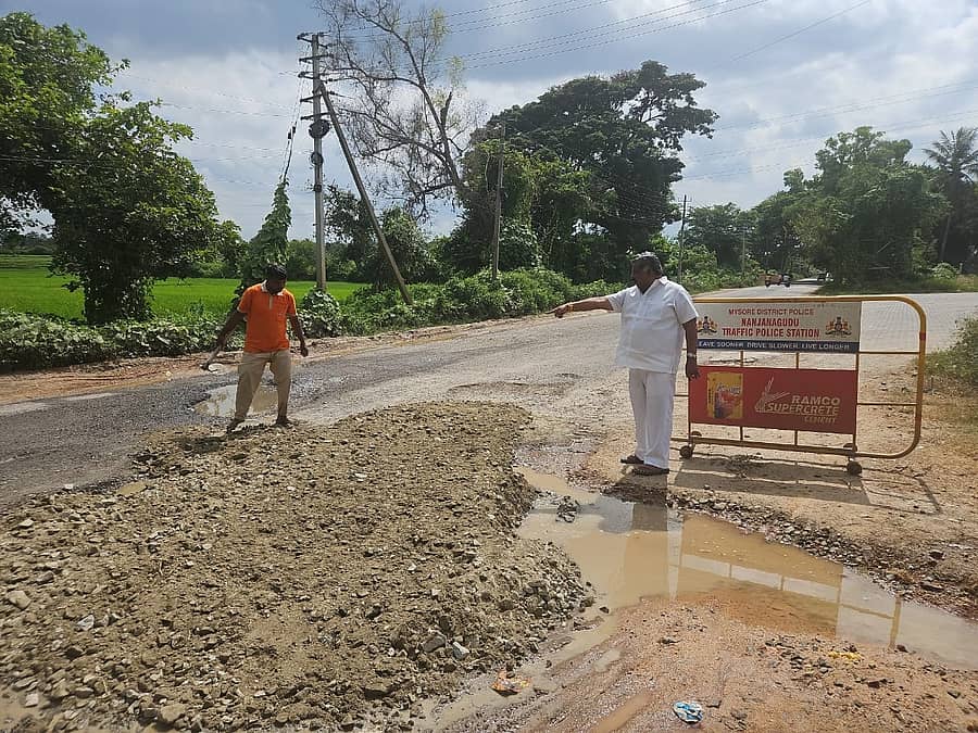 ನಂಜನಗೂಡಿನ ಹುಲ್ಲಹಳ್ಳಿ – ನಂಜನಗೂಡು ಹೆದ್ದಾರಿಯಲ್ಲಿ ಹಳ್ಳ ಬಿದ್ದು ಹಾಳಾಗಿದ್ದು, ಉದ್ಯಮಿ ನಂದಕುಮಾರ್ ಸೋಮವಾರ ಸ್ವಂತ ಖರ್ಚಿನಲ್ಲಿ ರಸ್ತೆ ದುರಸ್ತಿ ಕಾರ್ಯ ನಡೆಸಿದರು.
