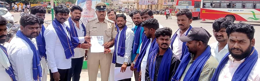 ಕಾರಟಗಿಯಲ್ಲಿ ಕಲ್ಯಾಣ ಕರ್ನಾಟಕ ದಲಿತ ಸಂಘರ್ಷ ಸಮಿತಿ ಪದಾಧಿಕಾರಿಗಳು ಕಾರಟಗಿ ಪೊಲೀಸ್ ಠಾಣೆಯ ಇನ್ಸ್ಪೆಕ್ಟರ್ ಸುದೀರ್ ಎಂ.ಬೆಂಕಿ ಅವರಿಗೆ ಮನವಿ ಸಲ್ಲಿಸಿದರು