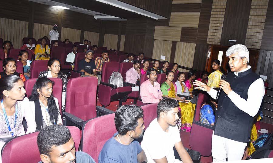 ತುಮಕೂರಿನಲ್ಲಿ ಬುಧವಾರ ಹಾಲಪ್ಪ ಪ್ರತಿಷ್ಠಾನದಿಂದ ಹಮ್ಮಿಕೊಂಡಿದ್ದ ‘ಆತ್ಮವಿಶ್ವಾಸ್’ ಕಾರ್ಯಕ್ರಮದಲ್ಲಿ ಪ್ರತಿಷ್ಠಾನದ ಅಧ್ಯಕ್ಷ ಮುರಳೀಧರ್ ಹಾಲಪ್ಪ ಮಾತನಾಡಿದರು