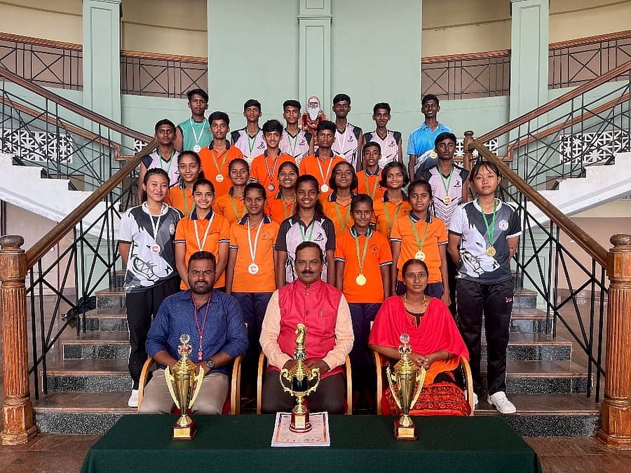 ನಂಜನಗೂಡಿನಲ್ಲಿ ನಡೆದ ತಾಲ್ಲೂಕು ಮಟ್ಟದ ಕ್ರೀಡಾಕೂಟದಲ್ಲಿ ಭಾಗವಹಿಸಿ ವಿವಿಧ ಸ್ಪರ್ಧೆಗಳಳ್ಳಿ ವಿಜೇತರಾದ ಸುತ್ತೂರು ಜೆಎಸ್ಎಸ್ ಪ್ರೌಢಶಾಲಾ ವಿದ್ಯಾರ್ಥಿಗಳೊಂದಿಗೆ ಮುಖ್ಯೋಪಾಧ್ಯಾಯ ಮ.ಗು ಬಸವಣ್ಣ , ಕೆ. ಎಸ್. ಮಲ್ಲೇಶ್ , ಎಸ್.ಜೆ ಯಶೋಧ ಇದ್ದಾರೆ.