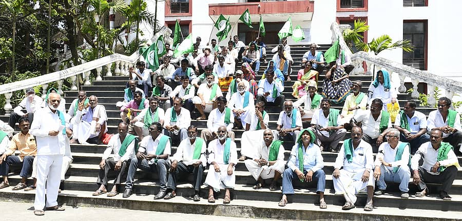 ಕರ್ನಾಟಕ ರಾಜ್ಯ ರೈತ ಸಂಘ ಹಾಗೂ ಹಸಿರು ಸೇನೆಯಿಂದ ಕೈಗೆ ಕಪ್ಪುಪಟ್ಟಿ ಧರಿಸಿ ಕರಾಳ ದಿನಾಚರಣೆ ಮಾಡುವ ಮೂಲಕ ಶಿವಮೊಗ್ಗದ ಜಿಲ್ಲಾಧಿಕಾರಿ ಕಚೇರಿ ಎದುರಿಗೆ ಬುಧವಾರ ಪ್ರತಿಭಟನೆ ನಡೆಸಲಾಯಿತು.