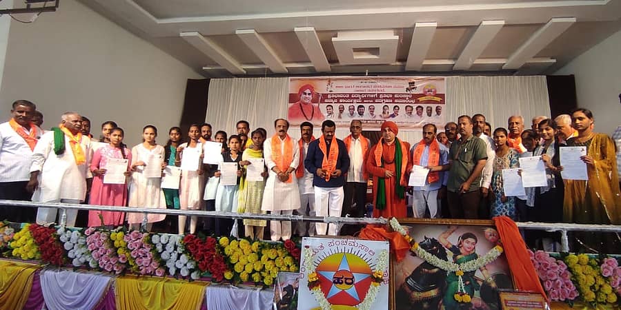 ನವಲಗುಂದದಲ್ಲಿ ಪಂಚಮಸಾಲಿ ಸಮಾಜದ ವಿದ್ಯಾರ್ಥಿಗಳಿಂದ 2ಎ ಮೀಸಲಾತಿ ಕುರಿತು ಶಿರೇಸ್ತದಾರ ಕೃಷ್ಣ ಅರೇರ ಮುಖಾಂತರ ಸಿಎಂ ಸಿದ್ದರಾಮಯ್ಯ ನವರಿಗೆ ಚಳುವಳಿ ಪತ್ರ ನೀಡಿದರು