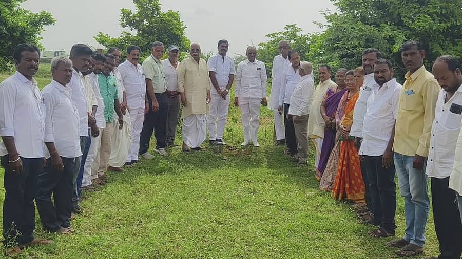 ಪ್ರಧಾನಿ ನರೇಂದ್ರ ಮೋದಿ ಅವರ ಜನ್ಮದಿನದ ನಿಮಿತ್ತ ಮಂಗಳವಾರ ಮಸ್ಕಿಯಲ್ಲಿ ಬಿಜೆಪಿ ಹಮ್ಮಿಕೊಂಡಿದ್ದ ಸಸಿ ನೆಡುವ ಕಾರ್ಯಕ್ರಮಕ್ಕೆ ಮಾಜಿ ಶಾಸಕ ಪ್ರತಾಪಗೌಡ ಪಾಟೀಲ ಚಾಲನೆ ನೀಡಿದರು
