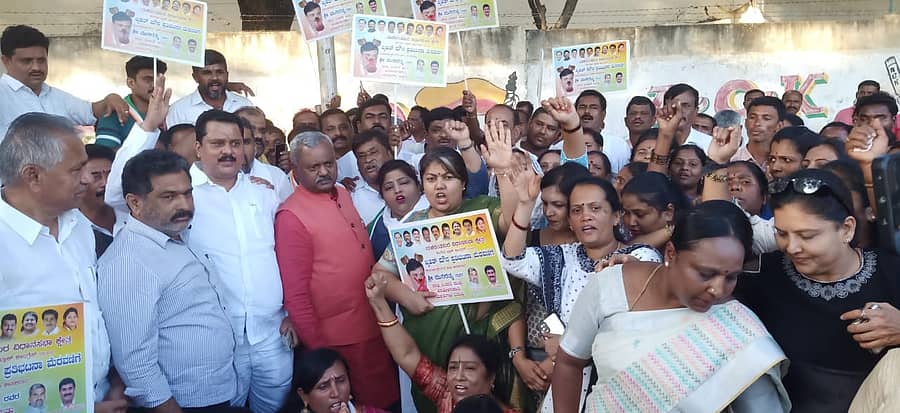 ಕೆಂಗೇರಿ ಉಪನಗರದ ಹೊಯ್ಸಳ ವೃತ್ತದಲ್ಲಿ ನಡೆದ ಪ್ರತಿಭಟನೆಯಲ್ಲಿ ಶಾಸಕ ಎಸ್.ಟಿ.ಸೋಮಶೇಖರ್, ವಿಧಾನ ಪರಿಷತ್ ಸದಸ್ಯ ರಾಮೋಜಿ ಗೌಡ, ಕೆಪಿಸಿಸಿ ಮಹಿಳಾ ಘಟಕದ ಅಧ್ಯಕ್ಷೆ ಸೌಮ್ಯರೆಡ್ಡಿ, ಹನುಮಂತರಾಯಪ್ಪ, ಆರ್ಯ ಶ್ರೀನಿವಾಸ್, ಶಿವಮಾದಯ್ಯ, ಬಿ.ಎಚ್.ಪ್ರಭು ಪಾಲ್ಗೊಂಡಿದ್ದರು
