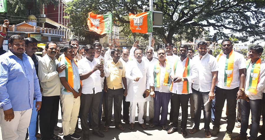 ತುಮಕೂರು ಜಿಲ್ಲಾಧಿಕಾರಿ ಕಚೇರಿ ಎದುರು ಬುಧವಾರ ರಾಹುಲ್ ಗಾಂಧಿ ನೀಡಿರುವ ಮೀಸಲಾತಿ ಹೇಳಿಕೆ ಖಂಡಿಸಿ ಬಿಜೆಪಿ ಎಸ್ಸಿ, ಎಸ್ಟಿ ಮೋರ್ಚಾ ಕಾರ್ಯಕರ್ತರು ಪ್ರತಿಭಟನೆ ನಡೆಸಿದರು