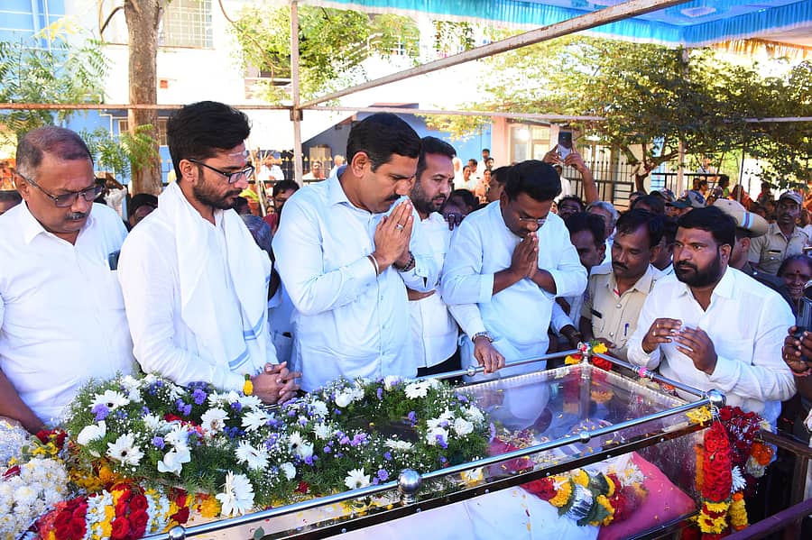 <div class="paragraphs"><p>ಮಾಜಿ ಶಾಸಕ ವೆಂಕಟರೆಡ್ಡಿ ಮುದ್ನಾಳ ಅಂತಿಮ ದರ್ಶನ ಪಡೆದ ವಿಜಯೇಂದ್ರ</p></div>