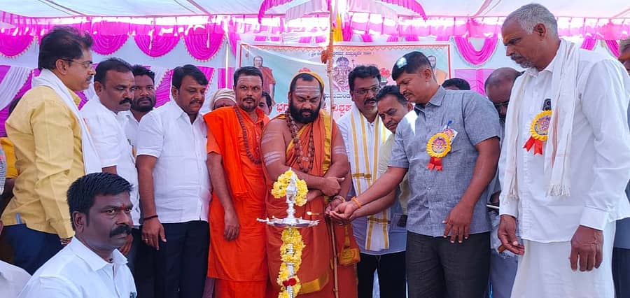 ಕುಮಾರಪಟ್ಟಣ ಸಮೀಪದ ಐರಣಿ ಗ್ರಾಮದಲ್ಲಿ ಬುಧವಾರ ಆಯೋಜಿಸಿದ್ದ ತಾಲ್ಲೂಕು ಮಟ್ಟದ ವಿಶ್ವಕರ್ಮ ಸಮಾಜದ ಸಮಾರಂಭವನ್ನು ವಡ್ಡನಹಾಳ ಮಹಾಸಂಸ್ಥಾನದ ಶಂಕರಾನಂದ ಸರಸ್ವತಿ ಸ್ವಾಮೀಜಿ ಉದ್ಘಾಟಿಸಿದರು