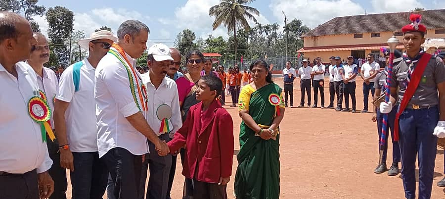 ಕ್ರೀಡಾಕೂಟಕ್ಕೆ ಚಾಲನೆ ನೀಡಿದ ಶಾಸಕ ಎ.ಎಸ್.ಪೊನ್ನಣ್ಣ ಅವರು ಕ್ರೀಡಾಪಟುಗಳನ್ನು ಪರಿಚಯ ಮಾಡಿಕೊಂಡರು