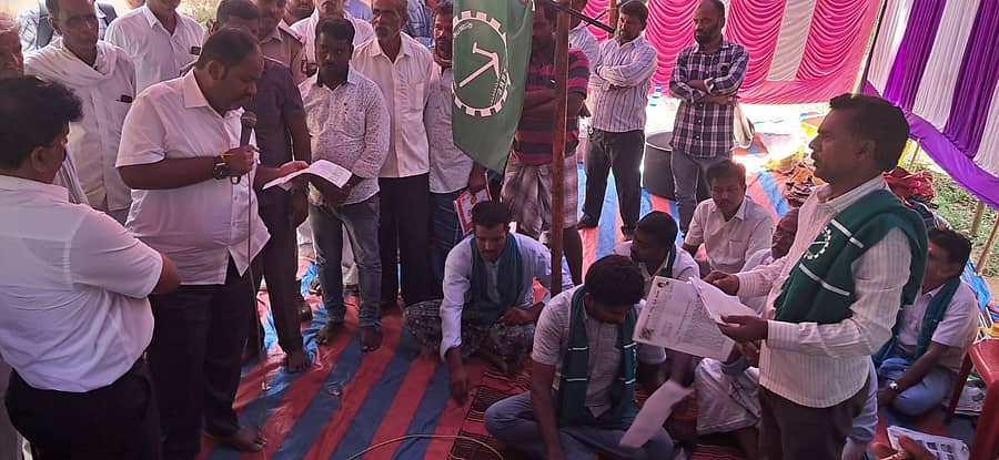 ಗುಂಡ್ಲುಪೇಟೆ ಪಟ್ಟಣದ ತಾಲ್ಲೂಕು ಕಚೇರಿ ಮುಂದೆ ಕರ್ನಾಟಕ ರಾಜ್ಯ ರೈತ ಸಂಘದ ವತಿಯಿಂದ ನಡೆಯುತ್ತಿರುವ ಅಹೋರಾತ್ರಿ ಧರಣಿ ಸ್ಥಳಕ್ಕೆ ಬುಧವಾರ ಶಾಸಕ ಎಚ್.ಎಂ.ಗಣೇಶ್ಪ್ರಸಾದ್ ಭೇಟಿ ನೀಡಿ ರೈತರ ಸಮಸ್ಯೆ ಆಲಿಸಿದರು