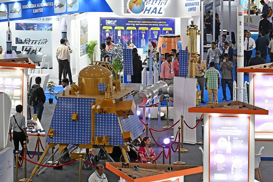 ಬೆಂಗಳೂರು ಬಾಹ್ಯಾಕಾಶ ಪ್ರದರ್ಶನದಲ್ಲಿ ಚಂದ್ರಯಾನದ ಲ್ಯಾಂಡರ್‌ ಮಾದರಿ  –ಪ್ರಜಾವಾಣಿ ಚಿತ್ರ