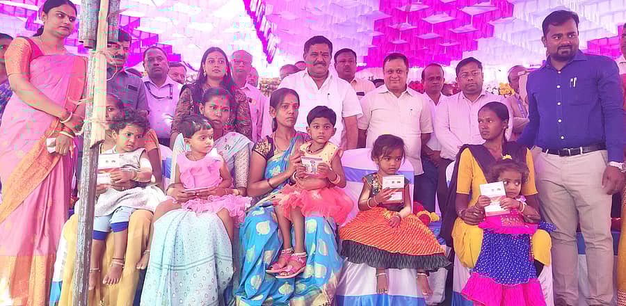 ಬಾಗೇಪಲ್ಲಿ ತಾಲ್ಲೂಕಿನ ಪೈಪಾಳ್ಯ ಬಳಿ ಹಮ್ಮಿಕೊಂಡಿದ್ದ ಜನಸ್ಪಂದನಾ ಕಾರ್ಯಕ್ರಮದಲ್ಲಿ ಶಾಸಕ ಎಸ್.ಎನ್.ಸುಬ್ಬಾರೆಡ್ಡಿ ಅರ್ಹ ಫಲಾನುಭವಿಗಳಿಗೆ ಭಾಗ್ಯಲಕ್ಷ್ಮಿ ಬಾಂಡ್ ವಿತರಿಸಿದರು