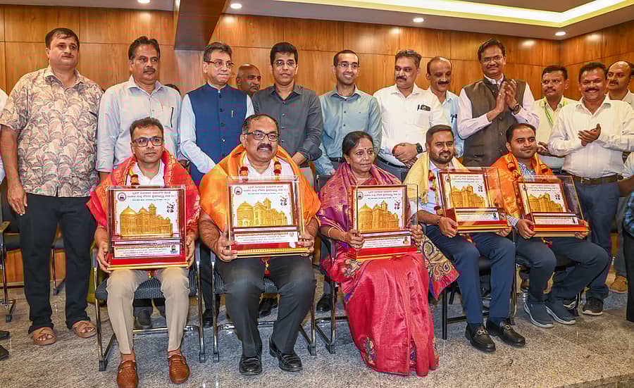 ಬಿಬಿಎಂಪಿ ಅಧಿಕಾರಿ ಮತ್ತು ನೌಕರರ ಕ್ಷೇಮಾಭಿವೃದ್ದಿ ಸಂಘದ ವತಿಯಿಂದ ಎಂಜಿನಿಯರ್ಗಳಿಗೆ ‘ಸರ್ ಎಂ.ವಿಶ್ವೇಶ್ವರಯ್ಯ ಪ್ರಶಸ್ತಿ’ ಪ್ರದಾನ ಮಾಡಲಾಯಿತು