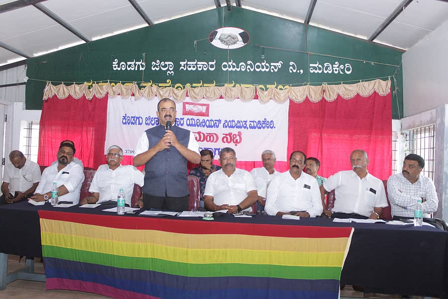 ಮಡಿಕೇರಿಯಲ್ಲಿ ಮಂಗಳವಾರ ನಡೆದ ಕೊಡಗು ಜಿಲ್ಲಾ ಸಹಕಾರ ಯೂನಿಯನ್ನ ಮಹಾಸಭೆಯಲ್ಲಿ ಅಧ್ಯಕ್ಷತೆ ವಹಿಸಿದ್ದ ಎ.ಕೆ.ಮನು ಮುತ್ತಪ್ಪ ಮಾತನಾಡಿದರು