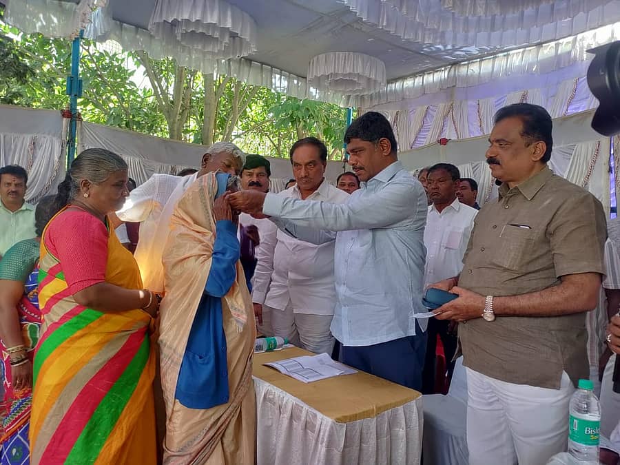 ಕಚೇರಿ ಉದ್ಘಾಟನೆ ಅಂಗವಾಗಿ ಆಯೋಜಿಸಿದ್ದ ಆರೋಗ್ಯ ತಪಾಸಣೆ ಶಿಬಿರದಲ್ಲಿ ಕಣ್ಣಿನ ಸಮಸ್ಯೆಗೆ ಒಳಗಾದವರಿಗೆ ಉಚಿತ ಕನ್ನಡ ವಿತರಿಸಲಾಯಿತು. ಈ ಸಂದರ್ಭದಲ್ಲಿ ಮಹಿಳೆಯೊಬ್ಬರಿಗೆ ಡಿ.ಕೆ.ಸುರೇಶ್ ಕನ್ನಡಕ ತೊಡಿಸಿದರು.