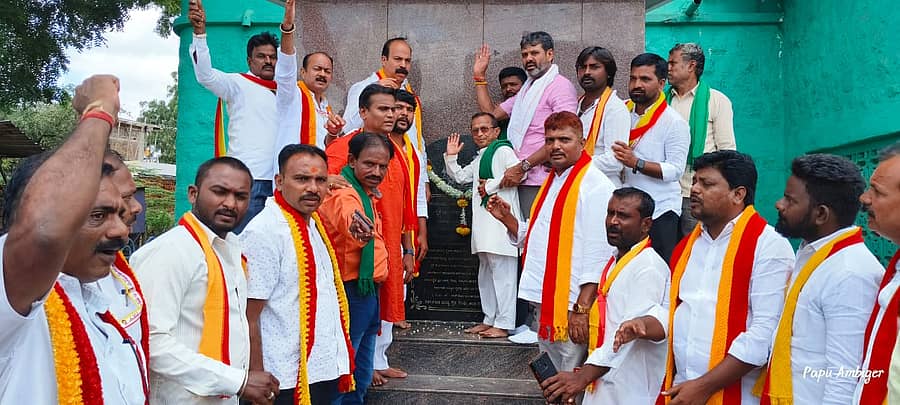 ನವಲಗುಂದ ಪಟ್ಟಣದಲ್ಲಿರುವ ಹುತಾತ್ಮ ರೈತ ಬಸಪ್ಪ ಲಕ್ಕುಂಡಿ ವೀರಗಲ್ಲಿಗೆ ಕರವೇ ರಾಜ್ಯ ಘಟಕದ ಅಧ್ಯಕ್ಷ ಪ್ರವೀಣಕುಮಾರ ಶೆಟ್ಟಿ ಮಾಲಾರ್ಪಣೆ ಮಾಡಿದರು