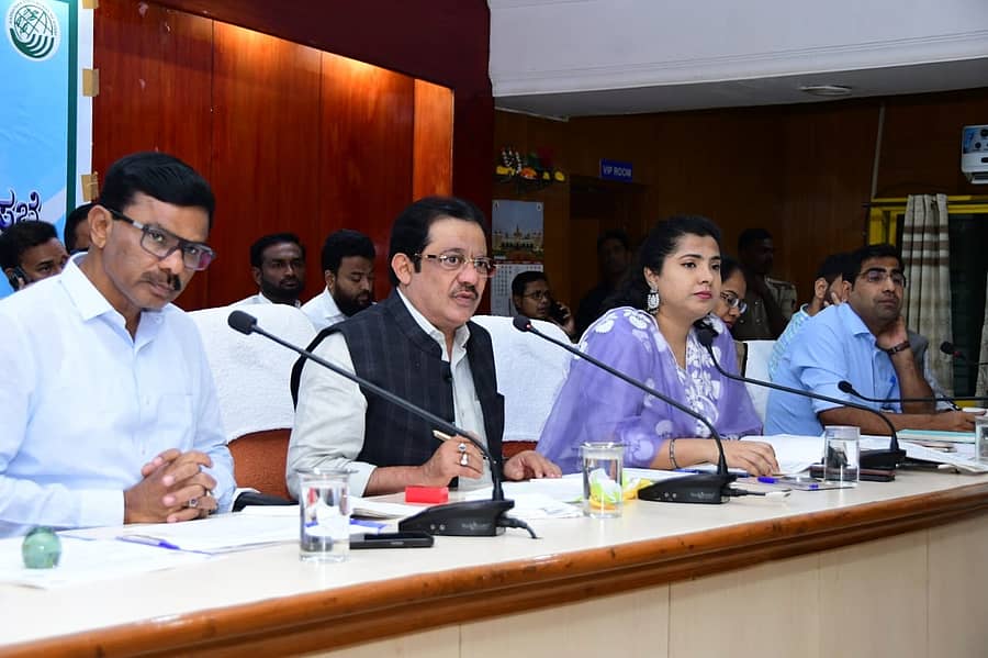 ಕಲಬುರಗಿ ಜಿಲ್ಲಾಧಿಕಾರಿ ಕಚೇರಿ ಸಭಾಂಗಣದಲ್ಲಿ ಗುರುವಾರ ಕಲಬುರಗಿ ಮತ್ತು ಯಾದಗಿರಿ ಜಿಲ್ಲೆಗಳ ವಕ್ಫ್ ಇಲಾಖೆಯ ಪ್ರಗತಿ ಪರಿಶೀಲನಾ ಸಭೆಯಲ್ಲಿ ಸಚಿವ ಬಿ.ಜೆಡ್.ಜಮೀರಅಹ್ಮದ್ ಖಾನ್ ಮಾತನಾಡಿದರು. ಜಿಲ್ಲಾಧಿಕಾರಿ ಫೌಜಿಯಾ ತರನ್ನುಮ್ ಹಾಜರಿದ್ದರು