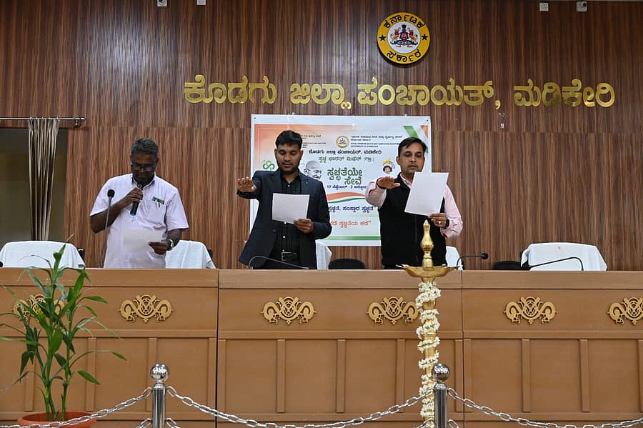 ಜಿಲ್ಲಾಧಿಕಾರಿ ವೆಂಕಟ್ ರಾಜಾ ಹಾಗೂ ಜಿಲ್ಲಾ ಪಂಚಾಯಿತಿ ಮುಖ್ಯ ಕಾರ್ಯನಿರ್ವಹಣಾಧಿಕಾರಿ ಆನಂದ್ ಪ್ರಕಾಶ್ ಮೀನಾ ಅವರು ಸ್ವಚ್ಛತೆ ಕುರಿತು ಪ್ರತಿಜ್ಞಾ ವಿಧಿ ಸ್ವೀಕರಿಸಿದರು