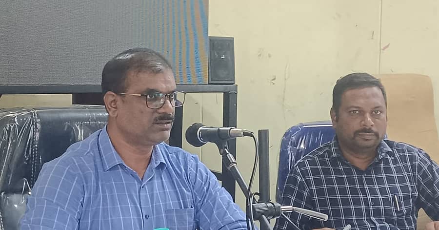 ಮಾನ್ವಿಯಲ್ಲಿ ಗುರುವಾರ ಹಮ್ಮಿಕೊಳ್ಳಲಾಗಿದ್ದ ತಾಲ್ಲೂಕು ಪಂಚಾಯಿತಿ ಪ್ರಗತಿ ಪರಿಶೀಲನಾ ಸಭೆಯಲ್ಲಿ ಜಿ.ಪಂ ಉಪ ಕಾರ್ಯದರ್ಶಿ ಶಶಿಕಾಂತ ಶಿವಪುರೆ ಮಾತನಾಡಿದರು