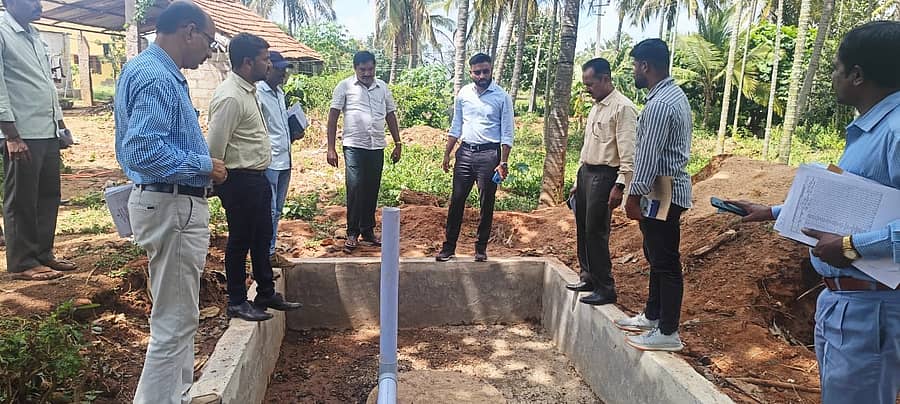 ಮಾಗಡಿ ತಾಲ್ಲೂಕಿನ ಮಾಡಬಾಳ್ ಗ್ರಾ.ಪಂ.ವ್ಯಾಪ್ತಿಯಲ್ಲಿ ನರೇಗಾ ಯೋಜನೆ ಅಡಿ ನಡೆದಿರುವ ಕಾಮಗಾರಿಯನ್ನು ಜಿಲ್ಲಾ ಪಂಚಾಯಿತಿ ಸಿಇಓ ದಿಗ್ವಿಜಯ್ ಬೋಡ್ಕೆ ರವರು ಪರಿಶೀಲನೆ ನಡೆಸಿದರು.