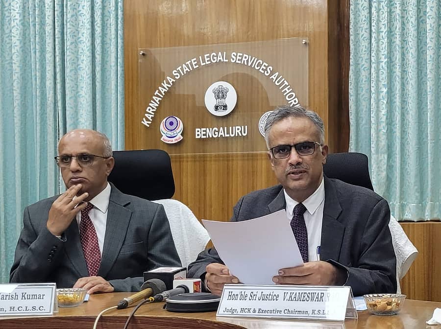 ನ್ಯಾಯಮೂರ್ತಿಗಳಾದ ಶ್ರೀನಿವಾಸ ಹರೀಶ್ ಕುಮಾರ್ ಮತ್ತು ವಿ.ಕಾಮೇಶ್ವರ ರಾವ್