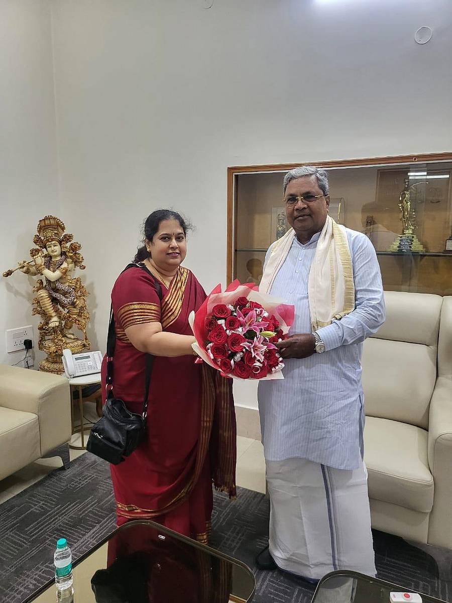 <div class="paragraphs"><p>ಬ್ರಿಟನ್‌ನಲ್ಲಿ ಆಯೋಜಿಸುವ ದೀಪಾವಳಿ ಮತ್ತು ಕನ್ನಡ ರಾಜ್ಯೋತ್ಸವಕ್ಕೆ ಮುಖ್ಯಮಂತ್ರಿ ಸಿದ್ದರಾಮಯ್ಯ ಅವರನ್ನು ‘ಕನ್ನಡ ಬಳಗ ಯುಕೆ’ ಅಧ್ಯಕ್ಷೆ&nbsp;ಸುಮನಾ ಗಿರೀಶ್ ಆಹ್ವಾನಿಸಿದರು.</p></div>